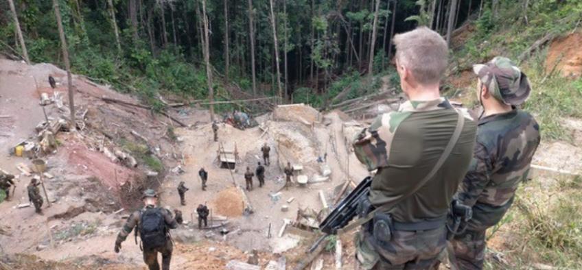Orpaillage illégal : 13 étrangers en situation iirrégulière interpellés sur  plusieurs sites illégaux - RADIO PEYI - 1er radio d'information privée en  Guyane