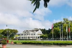 palais-présidence-du-suriname-300x202.jpg