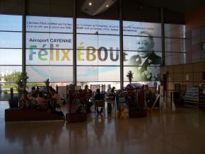 Trafic de stupéfiants : un employé de l’aéroport Félix Eboué cachait de la cocaïne dans les toilettes