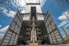 Spatial : Ariane 6 dressée sur son pas de tir à Kourou