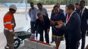 Pose de la première pierre de la future cité scolaire de Saint-Georges