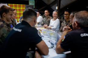 La première ministre Elisabeth Borne en plein cœur de la forêt guyanaise sur le front de la lutte contre l'orpaillage illégal