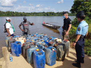 Lutte contre l’orpaillage illégal : 1 500 litres de carburant rétrocédés à la police surinamaise