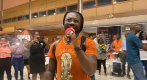 "Big up tout moun" : l'émotion de Jahyana King à son arrivée hier soir à l'aéroport, où une fête surprise a été organisée par ses parents et proches