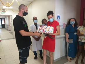 Noël : Damien Laversanne offre des cadeaux aux enfants malades du CHOG