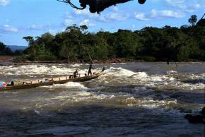 Sècheresse : le faible niveau du Maroni inquiète les piroguiers et cause des impacts sur la vie des Guyanais