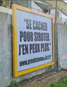 Vaccination : des affiches publicitaires qui amusent ou qui indignent à Cayenne